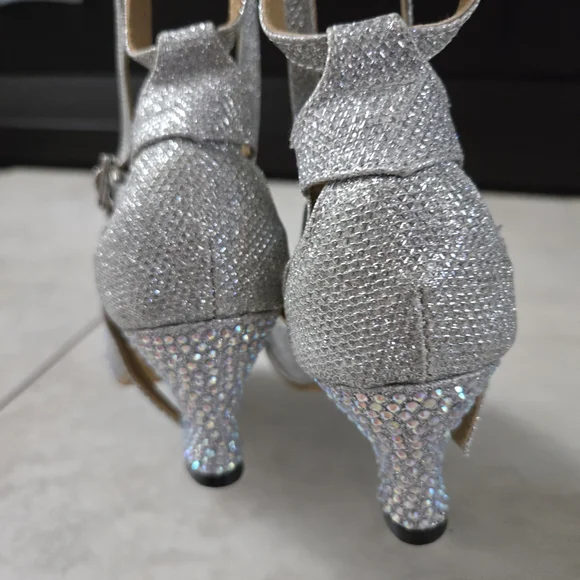 Silver TT Dancewear Ballroom Shoes w/ Quick Release – Size 6 - 2.5" Heel - Picture 5 of 7